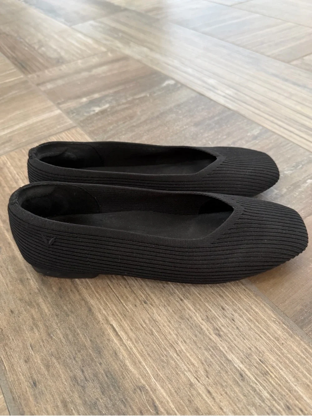 Vivaia Square-Toe V-Cut Flats Margot 2.0 size 7.5 (38.5)
